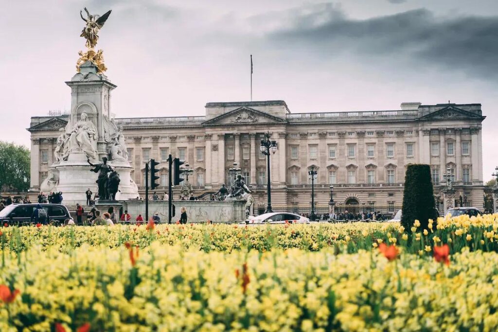 Magic of London Tour with Afternoon Tea at Harrods